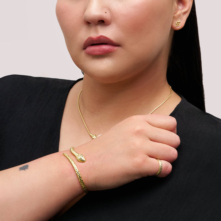 Snakeskin Ring Gold on model