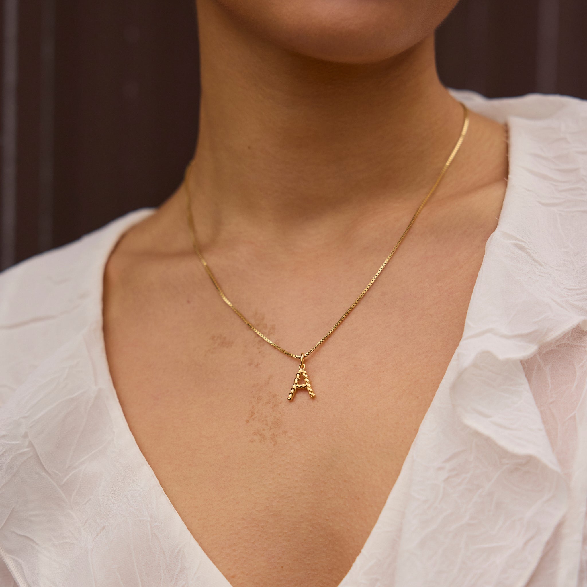 Breloque lettre tressée