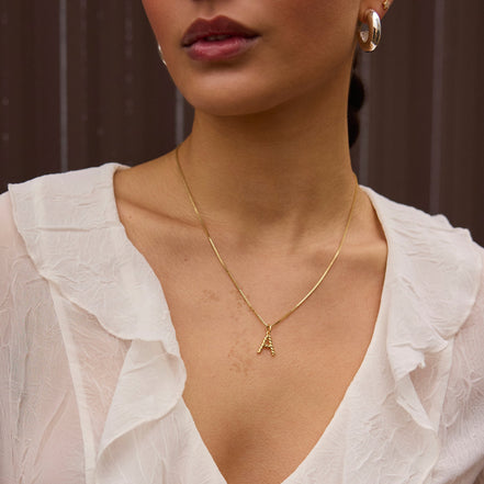 Breloque lettre tressée